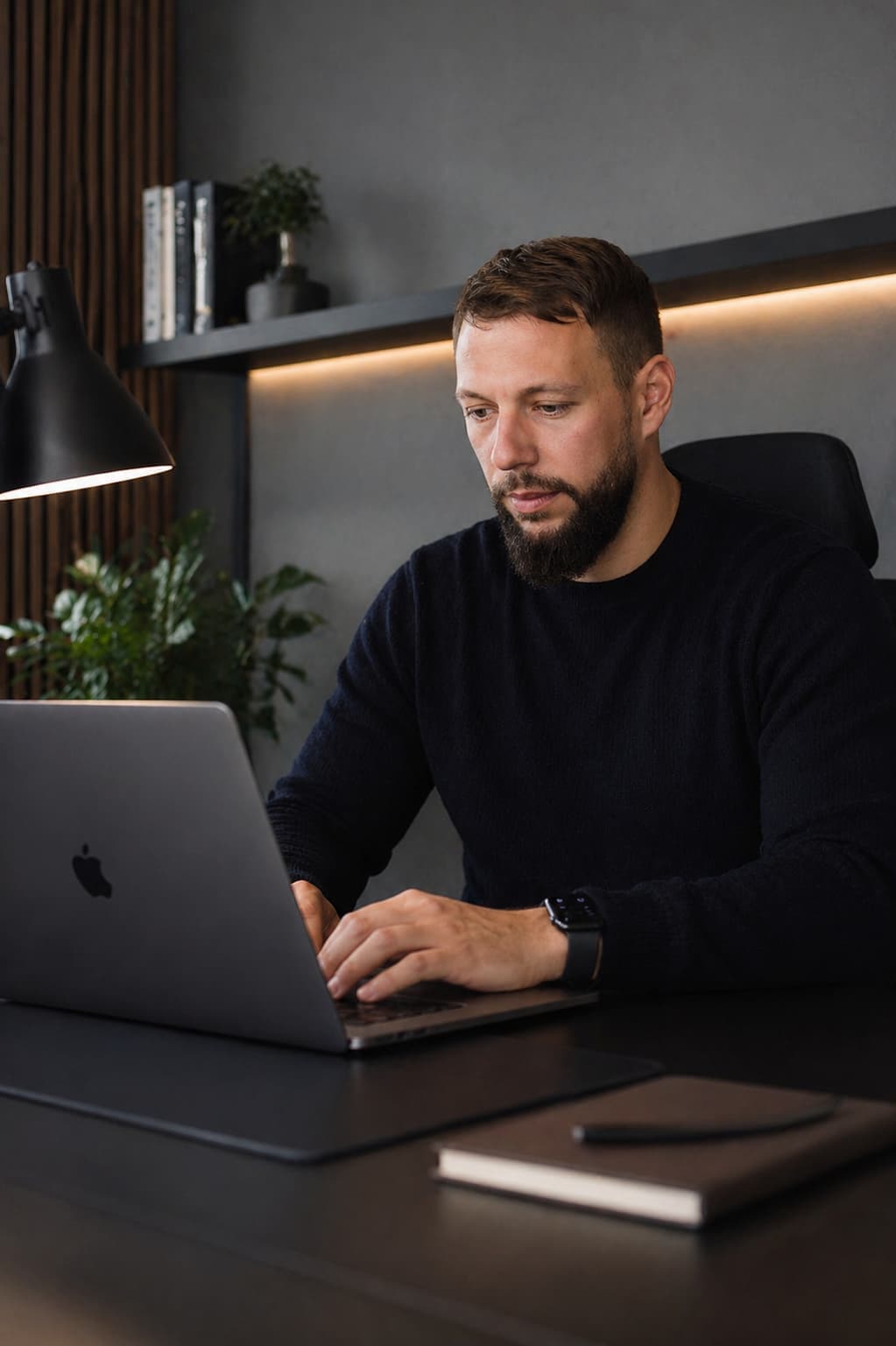 Daniel Wenz am Arbeitsplatz im Homeoffice