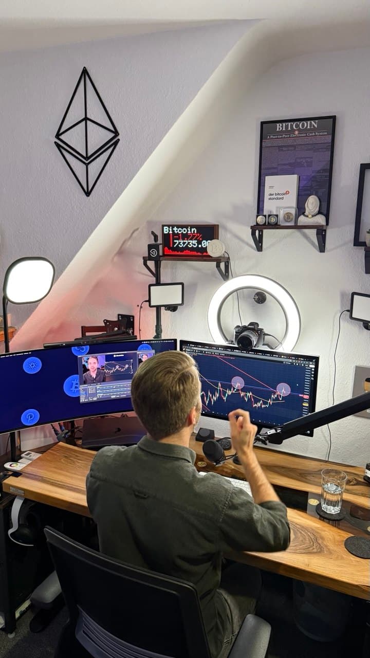 Mirco Recksiek am Schreibtisch im Krypto-Trading-Studio