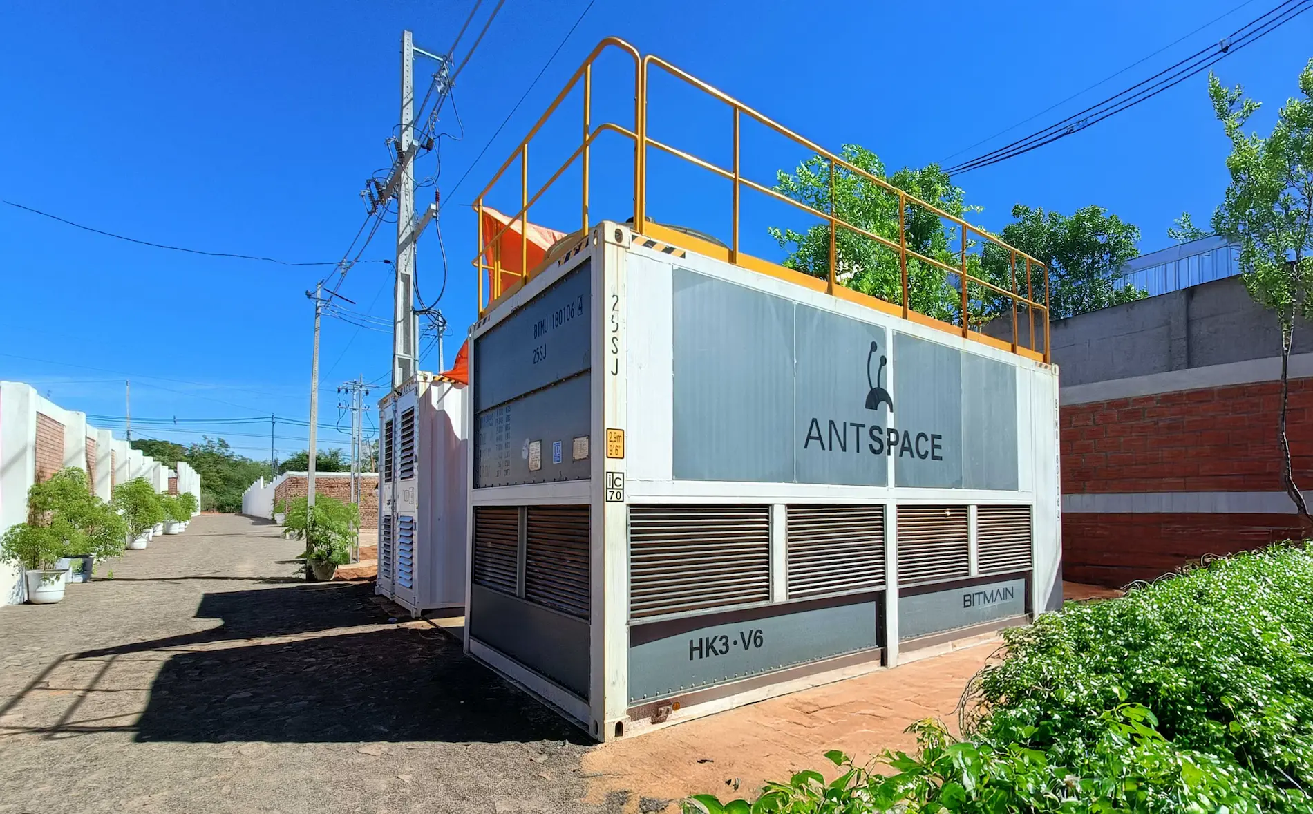 Containerisierte GM3-Bitcoin-Mining-Anlage von Green Mining DAO (Antspace HK3-V6 von Bitmain) mit nachhaltiger Energieversorgung.