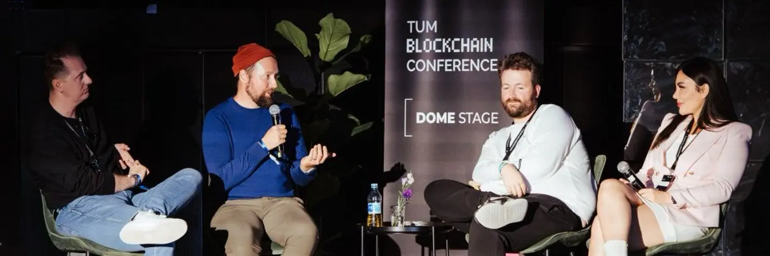 Mahsa Doorfard auf der TUM Blockchain Conference während einer Panel-Diskussion über Blockchain und Web3.