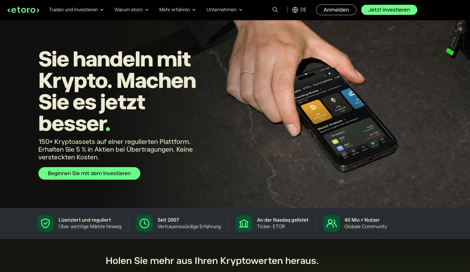 Screenshot der deutschsprachigen eToro-Startseite mit Werbung für den Krypto-Handel, einer grünen Schaltfläche zum Investieren und einem Smartphone mit App-Ansicht.